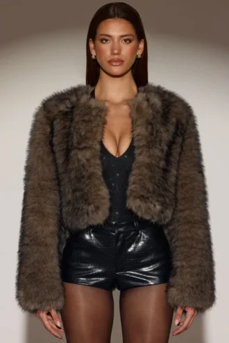 Veste courte en fausse fourrure Vintera en brun chocolat