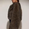 Veste courte en fausse fourrure Vintera en brun chocolat Veste courte en fausse fourrure Vintera en brun chocolat