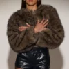 Veste courte en fausse fourrure Vintera en brun chocolat Veste courte en fausse fourrure Vintera en brun chocolat