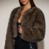 Veste courte en fausse fourrure Vintera en brun chocolat Veste courte en fausse fourrure Vintera en brun chocolat