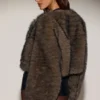 Veste courte en fausse fourrure Vintera en brun chocolat Veste courte en fausse fourrure Vintera en brun chocolat